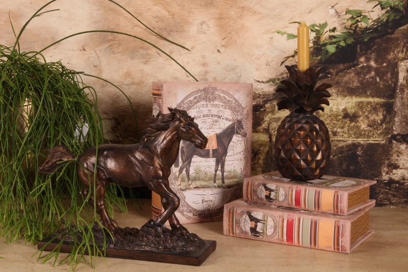 Fig. Paardenbeeld resin 30 cm